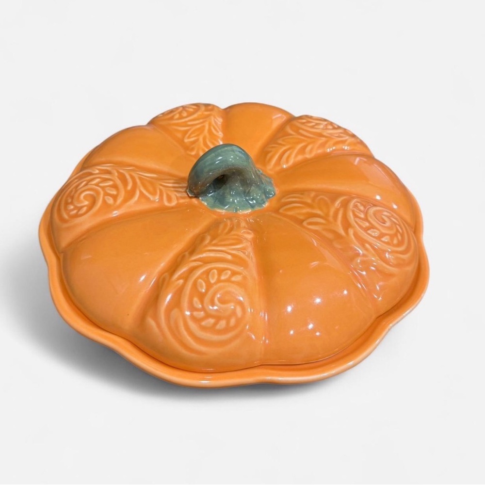 Pumpkin pie dish with lid